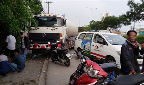 Xe bồn chở xăng húc taxi, nhiều người tá hỏa tháo chạy