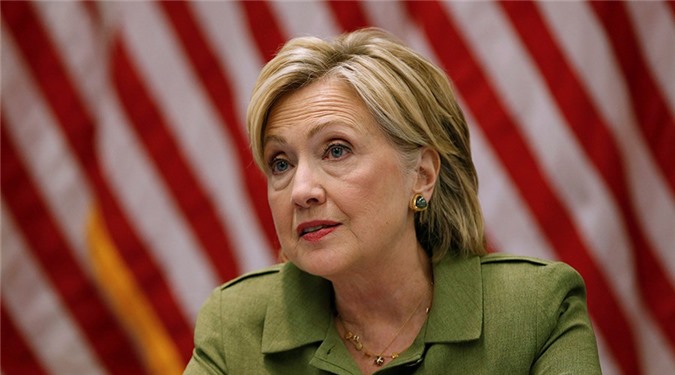Bà Hillary Clinton dính 2 rắc rối chỉ trong 1 ngày