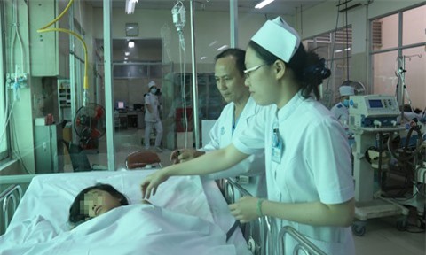 Mẹ bàng hoàng thấy con gái ngã từ tầng 4, vỡ hộp sọ