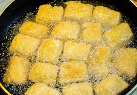 Bí quyết rán đậu vàng ươm, giòn rụm