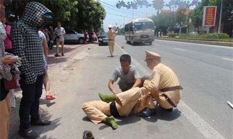 Chạy chốt 141, nam thanh niên tông CSGT gục giữa đường rồi bỏ trốn