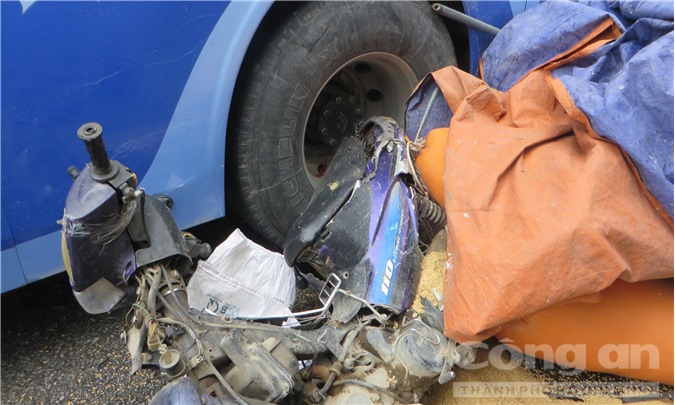 Kinh hoàng hai xe ô tô ép xe máy, 1 người trọng thương