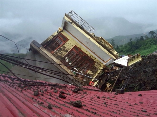 Kinh hoàng nửa quả đồi "vùi lấp" nhà 4 tầng ở Sa Pa