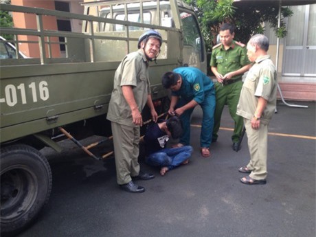 CSGT bắt nóng 2 đối tượng trang bị hung khí, chở thuốc lá lậu