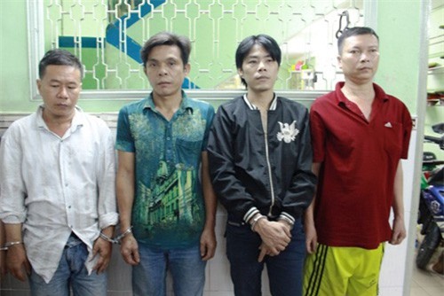 Dùng bạn gái “mồi chài” khách nước ngoài đi massage để trấn lột