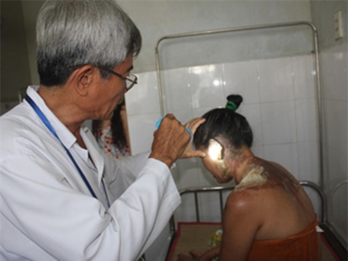 Người chồng "đổ nước sôi vào tai vợ" lên tiếng trần tình