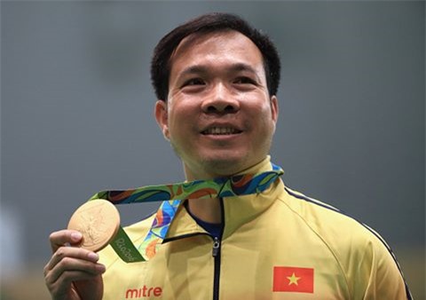 Trao thưởng gần 5 tỷ đồng cho xạ thủ Hoàng Xuân Vinh