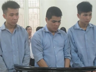 Uống cạn cốc bia, sát thủ nhí vung kiếm giết người