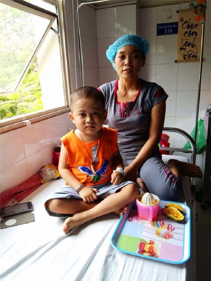 Vợ chồng nghèo đau đớn trước cảnh con thì bị thiểu năng, con bị ung thư máu