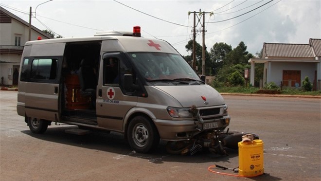 Xe chở quan tài tông xe máy, 2 người bị thương nặng