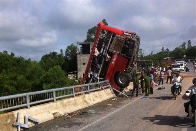 Xe khách treo lơ lửng trên thành cầu, 11 người thương vong