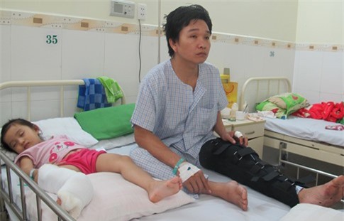 Bắt kẻ chém đứt gân bé gái 5 tuổi khi đến nhà đòi nợ ông bố