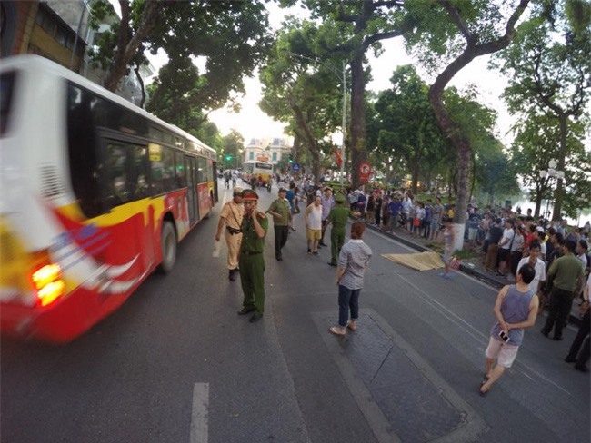Xe bus gây tai nạn trên phố Hàng Khay, một cô gái chết thảm