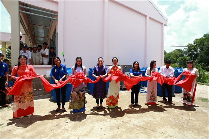 Ca sĩ Phi Nhung trao máy lọc nước nhiễm mặn cho đồng bào miền Tây