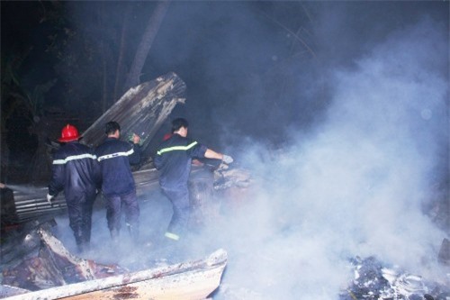 Cháy nhà lúc nửa đêm, 3 bà cháu tá hỏa chạy thoát thân