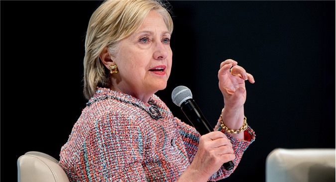 Clinton tố bản tin của AP "có rất nhiều khói mà không có lửa"