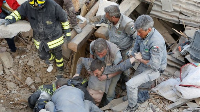 Động đất ở Italy: 60 du khách bị vùi lấp trong đống đổ nát
