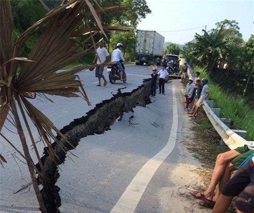 Kinh hoàng Quốc lộ 32C ở Yên Bái nứt toác, sụt lún hơn 30m