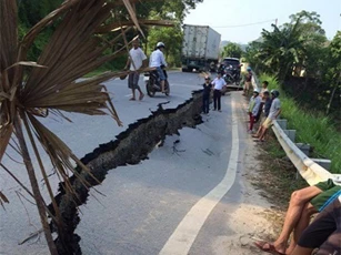 Kinh hoàng Quốc lộ 32C ở Yên Bái nứt toác, sụt lún hơn 30m