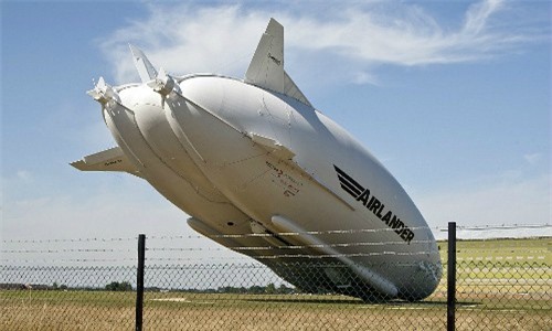 Máy bay lớn nhất thế giới Airlander 10 của Anh rơi khi đang hạ cánh