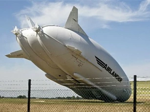 Máy bay lớn nhất thế giới Airlander 10 của Anh rơi khi đang hạ cánh