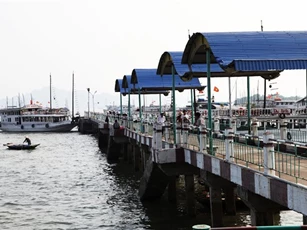 Phó thủ tướng yêu cầu tăng cường quản lý du thuyền trên vịnh Hạ Long