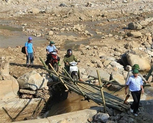 Vụ sập mỏ vàng ở Lào Cai: Chủ tịch tỉnh trực tiếp đến hiện trường