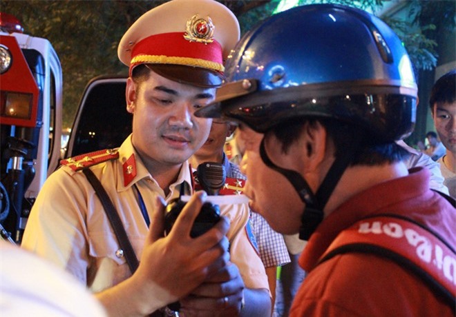 Xử phạt nồng độ cồn: Quán bia "thông đồng" báo cho khách