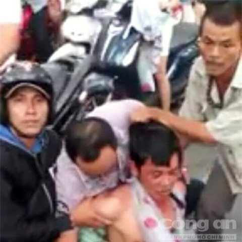 Truy đuổi, khống chế tên cướp giật điện thoại của nữ sinh