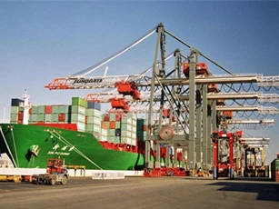 Việt Nam xuất siêu 2,04 tỷ USD