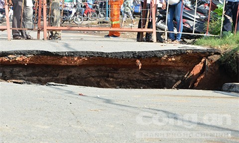 Cầu hơn 41 năm tuổi ở Sài Gòn bị sập mố do mưa