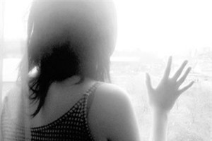 Cha đau đớn phát hiện con gái bị xâm hại trong quán cà phê