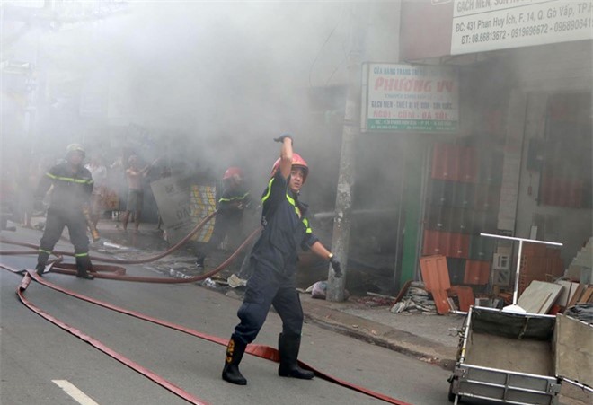 Đục tường giải cứu cụ bà 93 tuổi mắc kẹt trong đám cháy