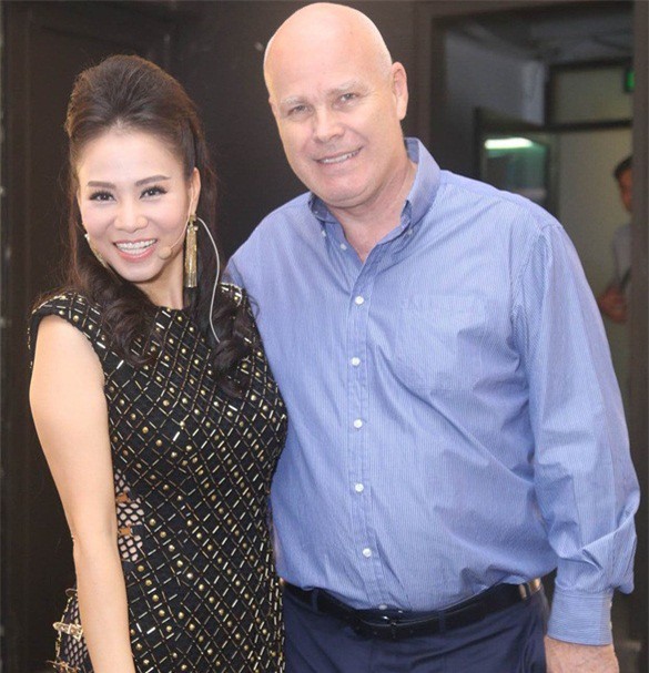 Giữa tin đồn trốn nợ, vợ chồng Thu Minh vui vẻ bên nhau