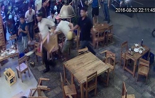 Kinh hoàng nhóm côn đồ xông vào quán nhậu chém người ở Đà Nẵng