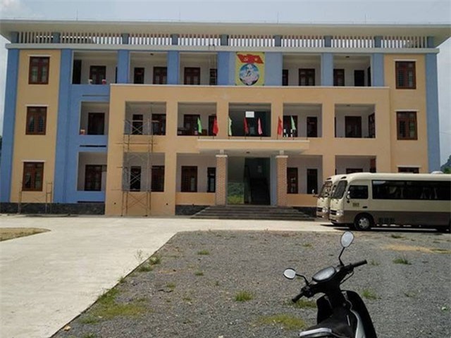 Phó chủ tịch mặt trận xã xách dao chém hàng xóm