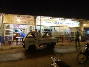 Côn đồ nổ súng, truy sát kinh hoàng trong quán nhậu ở Hà Nội