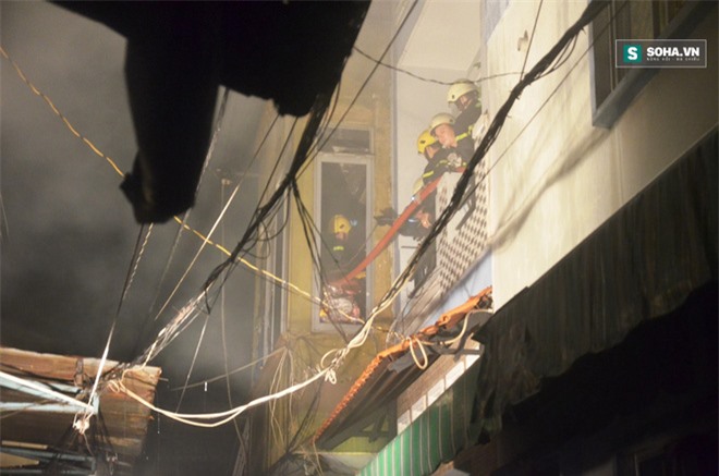 Giải cứu mẹ cùng con 2 tháng tuổi bị ngạt khói trong căn nhà bốc cháy