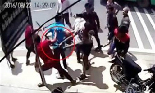 Hai nhóm thanh niên vung rựa chém nhau loạn xạ ở Sài Gòn