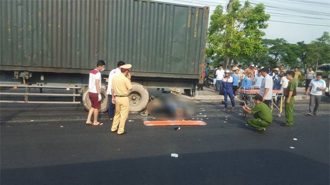 Húc đuôi container, nam thanh niên đi xe máy tử vong tại chỗ