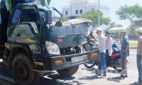 Xe ben tông đuôi xe tải biến dạng, tài xế nguy kịch