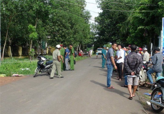 Bàng hoàng thanh niên tay cầm điện thoại, chết ngồi bên đường