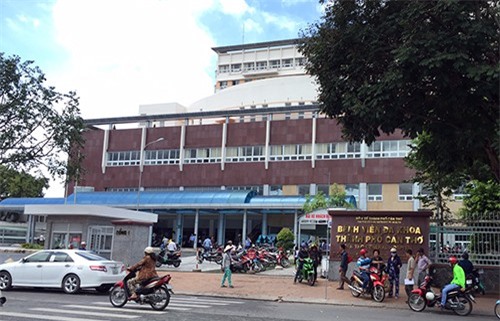 Bệnh nhân HIV cầm kéo rượt đuổi bác sĩ chạy tán loạn