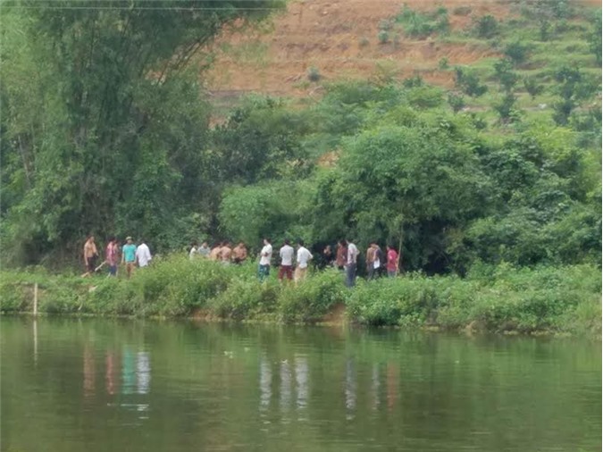 Bố dạy con gái tập bơi, cả 2 chết đuối thương tâm