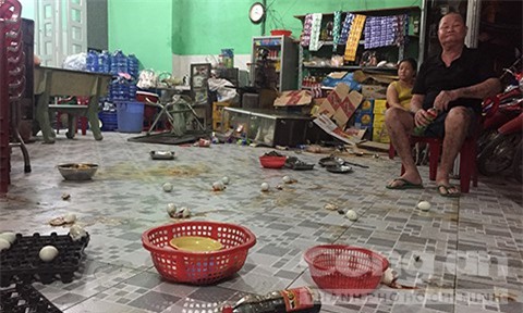 Giang hồ cầm mã tấu đập phá quán nhậu, đòi nợ ở Sài Gòn