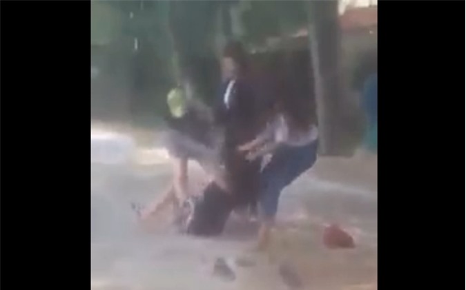 Nữ sinh Thanh Hóa bị đánh đập dã man, lột áo giữa đường