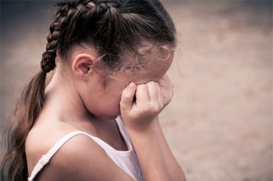 Phẫn nộ 4 nam sinh tấn công tình dục bé gái khuyết tật