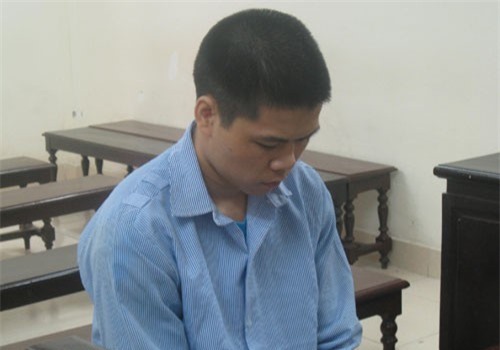 Thanh niên Trung Quốc dí dao vào cổ nữ xe ôm cướp tiền