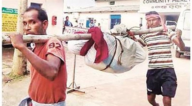 Thi thể cụ bà 80 tuổi ở Ấn Độ bị giẫm gãy xương cho dễ khiêng