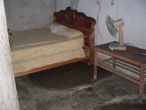 Trốn ở gầm giường nhà em họ, "rình" đến nửa đêm trộm iPhone